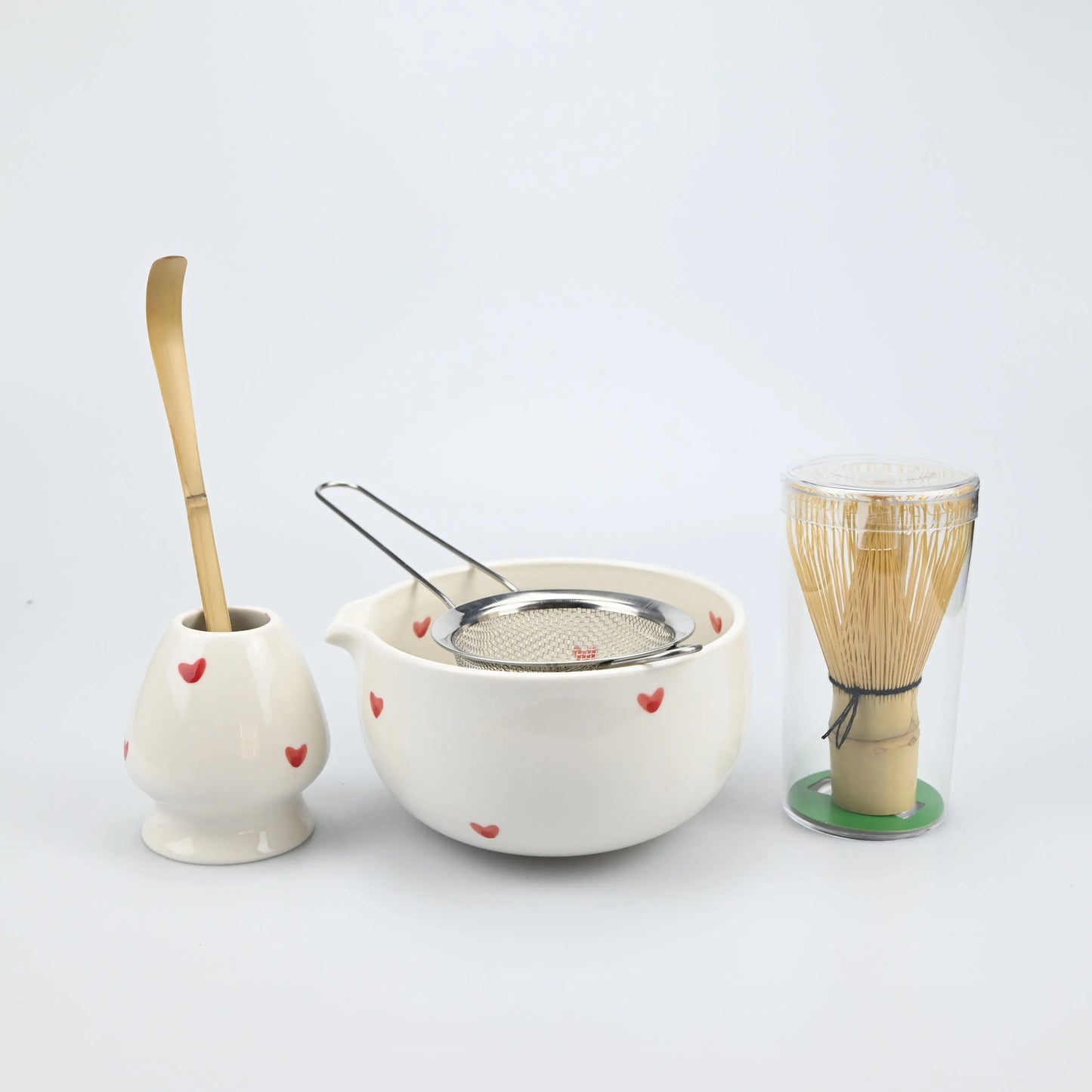 Kit Cérémonie Matcha – Édition Romantique – Bol Blanc à Cœurs Rouges, Fouet et Accessoires en Bambou