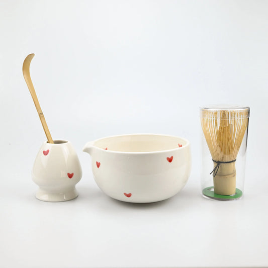 Kit Cérémonie Matcha – Édition Romantique – Bol Blanc à Cœurs Rouges, Fouet et Accessoires en Bambou
