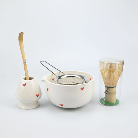 Kit Cérémonie Matcha – Édition Romantique – Bol Blanc à Cœurs Rouges, Fouet et Accessoires en Bambou
